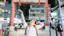Selain logat Jawa Medok, Jang Hansoljuga dikenal kocak. Saat berlibur di Hongkong, ia mengabadikan foto dengan gaya lucunya. Namun penampilannya tetap keren saat mengenakan kaus putih dan celana hitam. (Liputan6.com/IG/@hansoljang110)