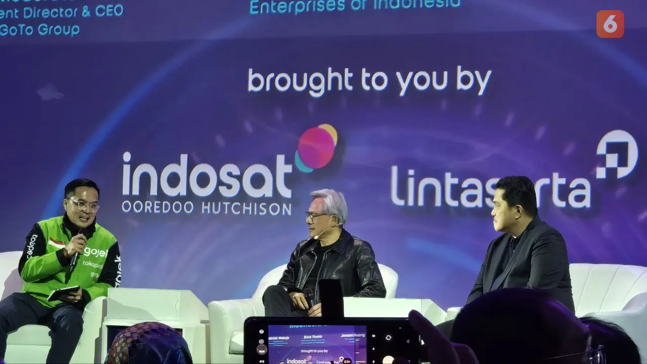 CEO NVIDIA Jensen Huang bersama CEO GOTO Patrick Walujo dan Menteri BUMN Erick Thohir di acara Indonesia AI Day 2024. Liputan6.com/Agustin Setyo Wardani