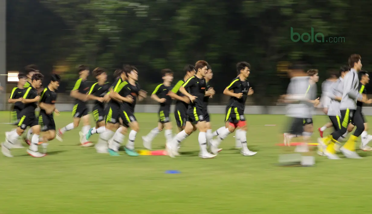Pemain Korea Selatan U-23 melakukan pemanasan saat sesi latihan di Lapangan ABC Senayan, Jakarta (20/6/2018). Indonesia akan melawan Korea pada laga uji coba 23 Juni 2018. (Bola.com/Nick Hanoatubun)