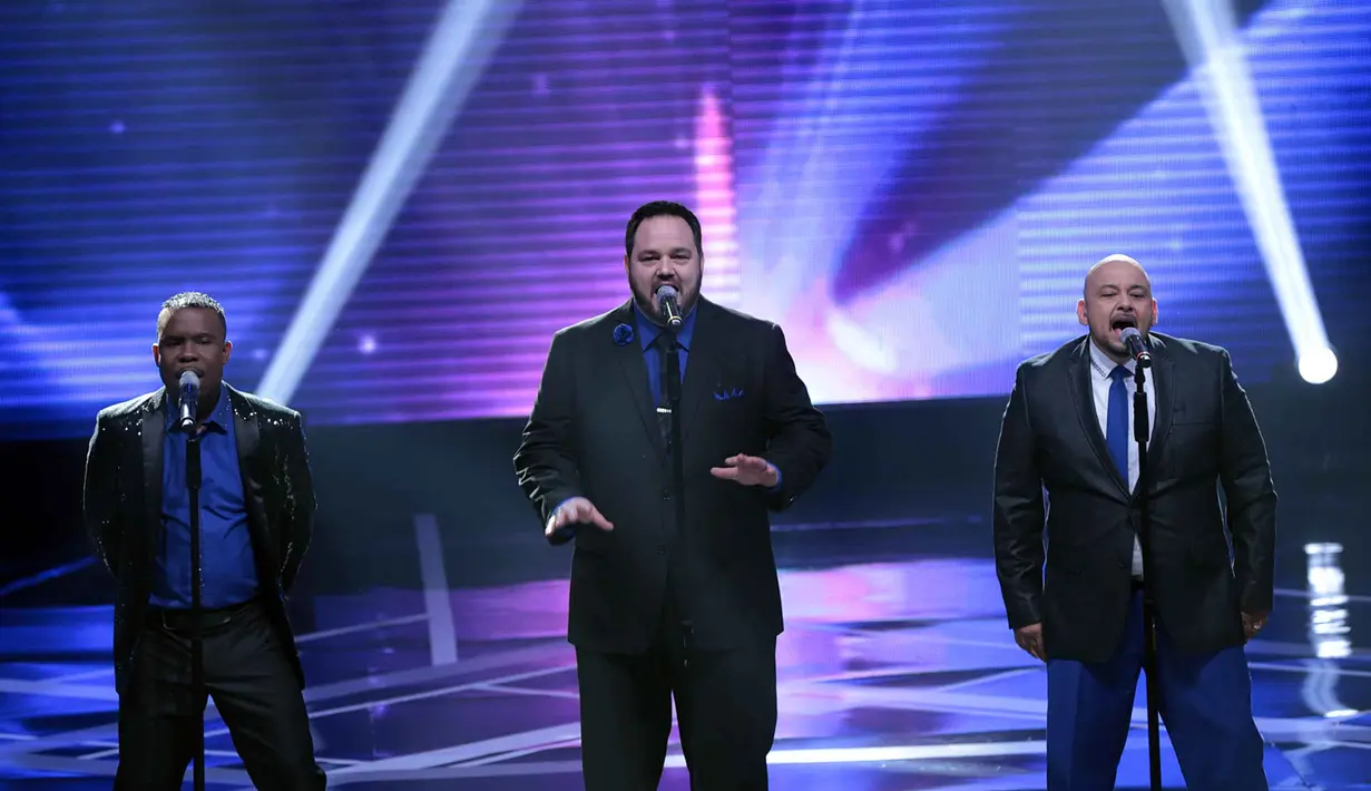 "Ya Pasti ada. kami selalu berdoa bersama setiap kali akan manggung. Itu selalu kami lakukan," aku Delious Kennedy, salah satu personel All-4-One, di Studio 5 Indosiar, Daan Mogot, Jakarta Barat, Selasa (10/1/2017). (Deki Prayoga/Bintang.com)