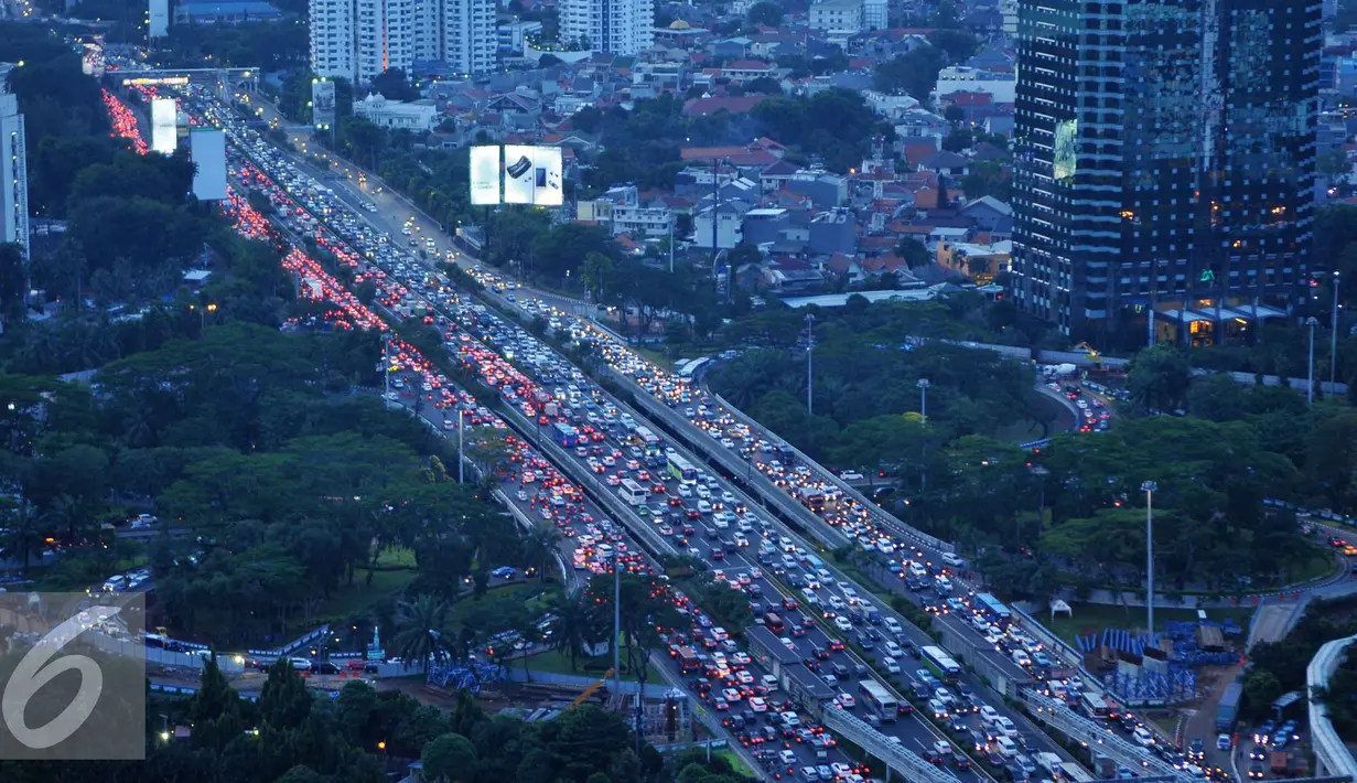 Kendaraan menyemut di Tol Dalam Kota kawasan Gatot Subroto, Jakarta, Jumat (9/9). Bertambahnya volume kendaraan jelang libur panjang Idul Adha membuat lalu lintas menjadi macet. (Liputan6.com/Gempur M Surya)