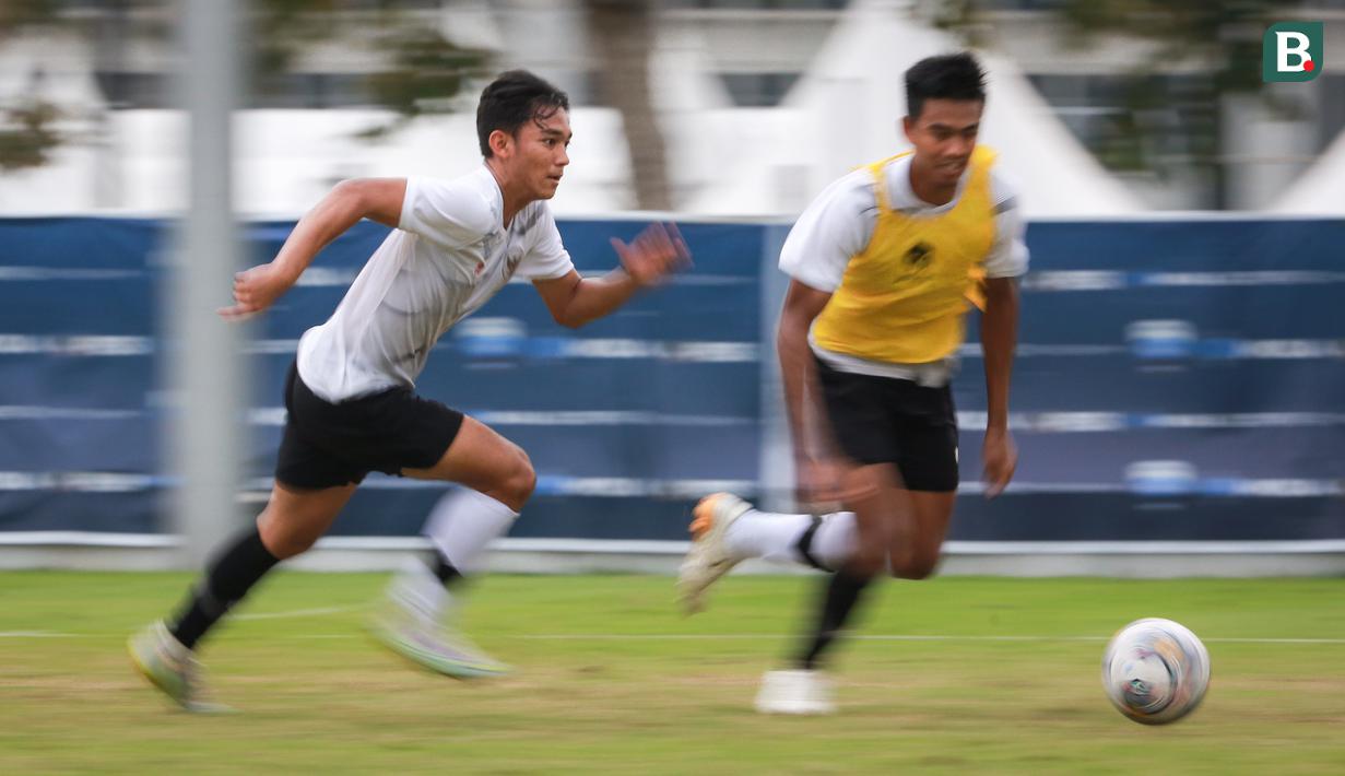 <p>Latihan Timnas Indonesia U-20 untuk persiapan Kualifikasi Piala Asia U-20 2023 yang berlangsung di Lapangan A Gelora Bung Karno, Jakarta, Selasa (30/08/2022). (Bola.com/Bagaskara Lazuardi)</p>