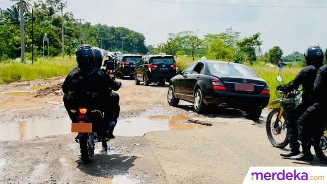 Mobil yang ditumpangi Jokowi juga berkali-kali tertimpa lubang yang cukup besar.
