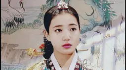 Dalam 'Royal Tailor', Park Shin Hye berperan menjadi gadis bangsawan yang kaya raya. (soompi.com)