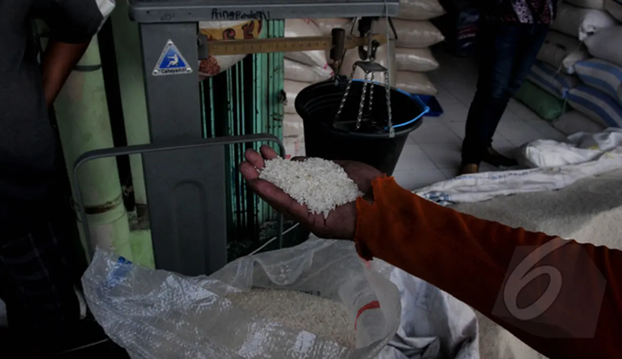 Pekerja menimbang beras di Pasar Induk Beras Cipinang, Jakarta, Selasa (24/2/2015). Harga beras sejak 9 Februari 2015 melonjak hingga 30 persen, hal ini disebabkan belum meratanya panen di daerah produsen. (Liputan6.com/Johan Tallo)
