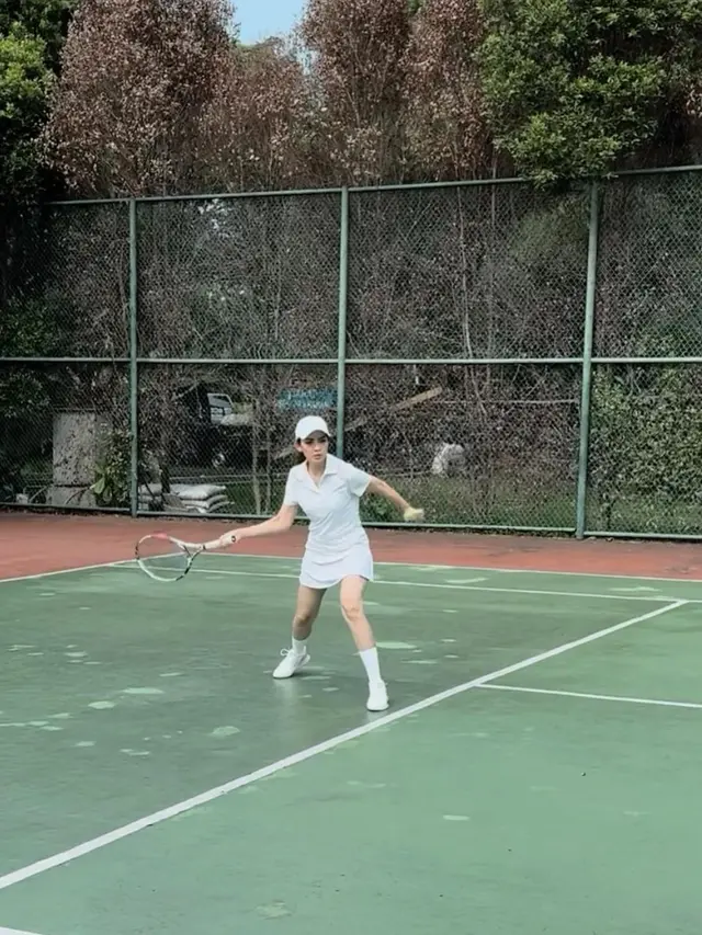 Lagi Hobi Main Tenis, Ini 7 Potret Menawan Ririn Dwi Ariyanti di Lapangan