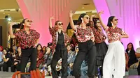 Koleksi kolaborasi Jakarta Youth Meet Up (JYMU) dan K.A.L.A di runway Jakarta Fashion Week (JFW) 2020, 26 Oktober 2019. (Liputan6.com/Asnida Riani)