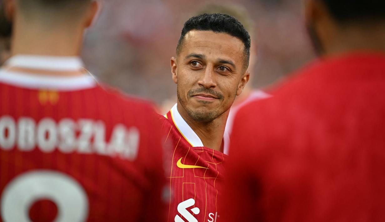 Mantan gelandang Liverpool, Thiago Alcantara, memutuskan untuk gantung sepatu alias pensiun sebagai pemain di sia 33 tahun pada hari Minggu (07/07/2024). (Paul ELLIS / AFP)