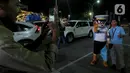 Warga yang sedang melakukan perjalanan mudik antusias menyambut kehadiran petugas berkostum boneka Kapten Ferizy. (Liputan6.com/Herman Zakharia)