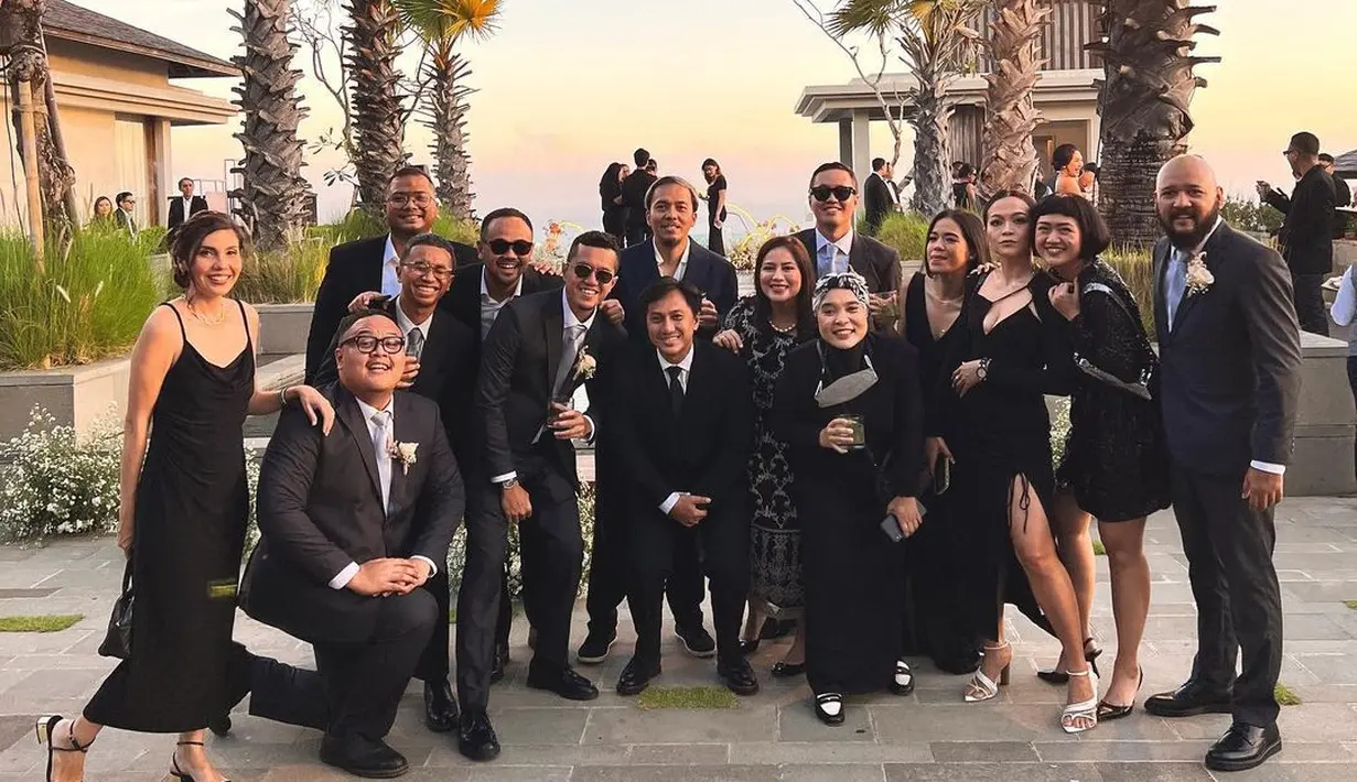 Konsep resepsi kali ini lebih terlihat seperti pesta mewah di resort yang nyaman di Pulau Dewata. [Instagram @ryowicaksono]
