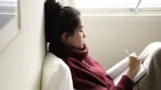 Maudy Ayunda memiliki hobi membaca buku. Buku bisa menjadi tempat healing untuk melepas penat di dari kegiatan yang padat. Penulis buku Kina ini terlihat sangat menikmati saat membaca buku hingga ia benar-benar terlihat sangat tenggelam dalam cerita di buku yang dibaca.(Liputan6.com/IG/@maudyayunda)