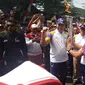 Obor Asian Games diserahkan ke Pj Bupati Purwakarta, M Taufiq Budi Santoso lalu diberikan kepada Torch Bearer, Kapolres Purwakarta AKBP Twedi Aditya Bennyahdi. (Liputan6.com/Cakrayuri Nuralam)