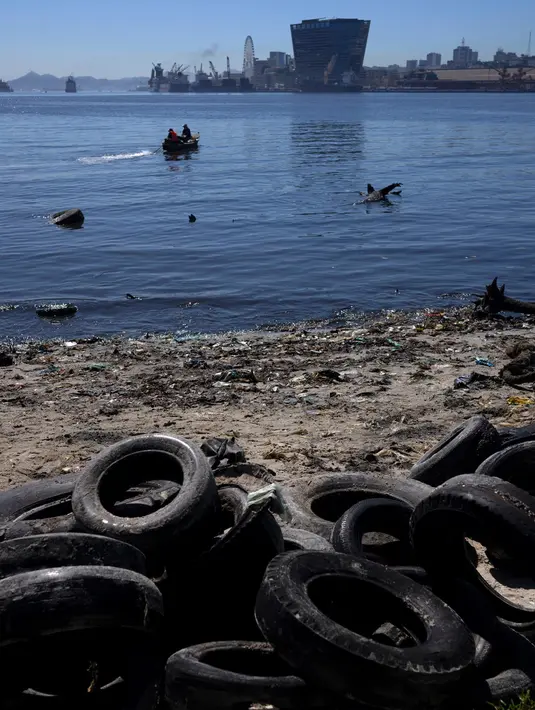 Mayoritas sampah yang terkumpul didominasi plastik dan ban bekas. (Pablo PORCIUNCULA/AFP)