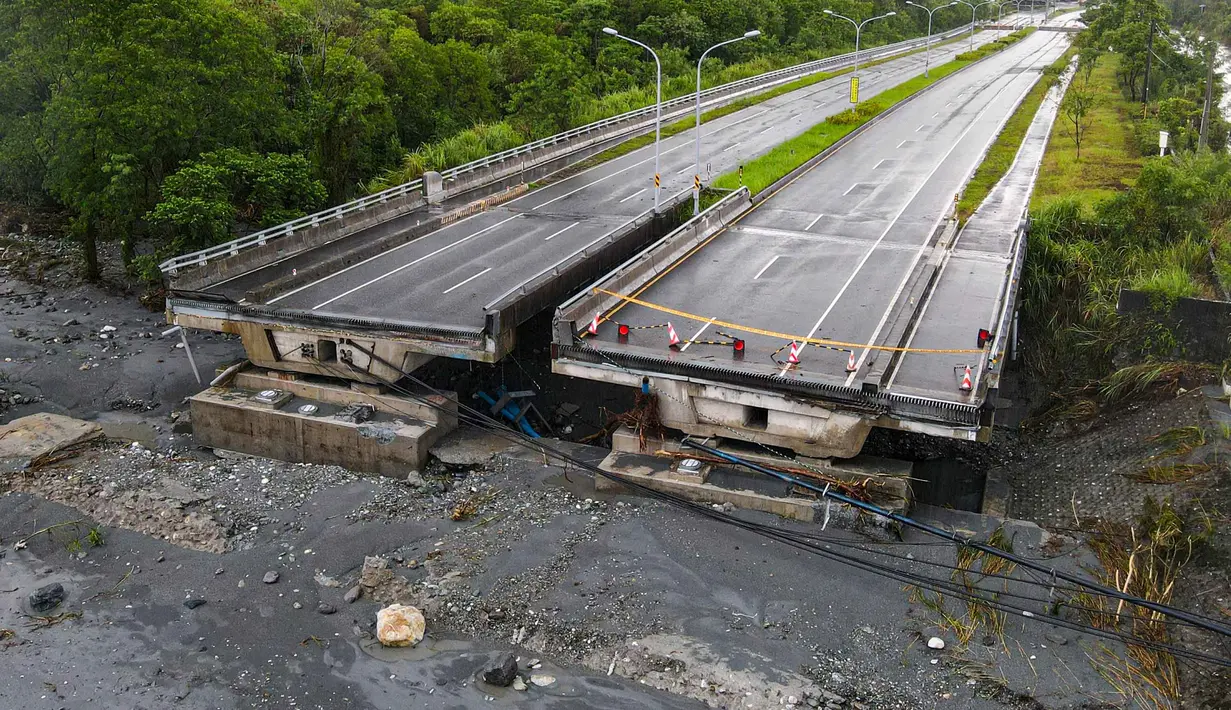 Aliran air bercampur dengan lumpur bahkan merobohkan sebuah jembatan. (Taiwan's Central News Agency (CNA)/AFP)