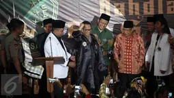 Kapolri Jendral Tito Karnavian menyapa para hadirin usai mengenakan jubah kehormatan PSNU Pagar Nusa pada acara pembukaan Kongres III PSNU di TMII, Jakarta, Rabu (3/5). Dalam acara itu turut hadir Ketum PBNU Said Aqil Siradj. (Liputan6.com/Johan Tallo)