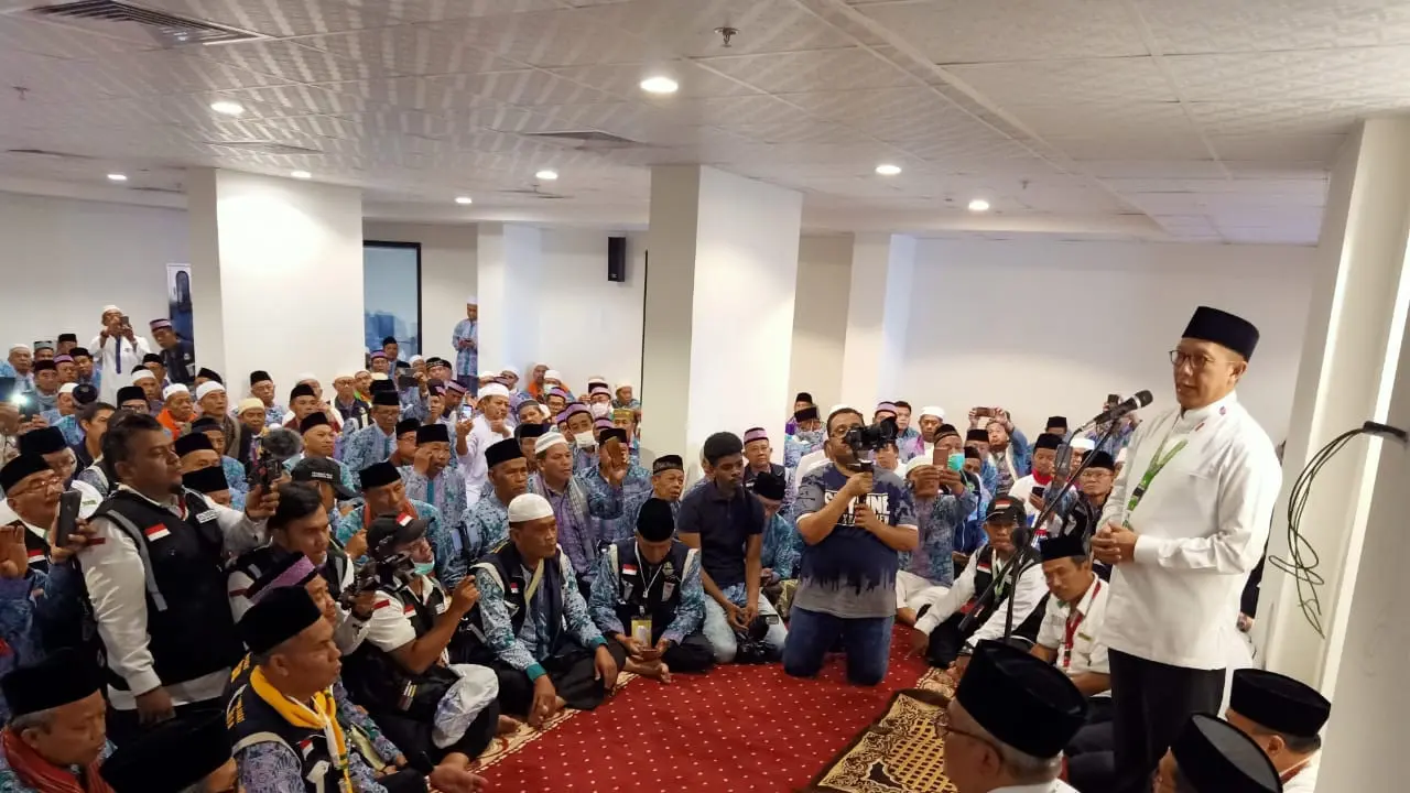 Menteri Agama (Menag) Lukman Hakim Saifuddin bersama jemaah haji di Makkah. Bahauddin/MCH