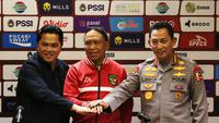 Ketua umum PSSI, Erick Thohir (kiri) bersama Menpora Zainudian Amali dan Kapolri Listyo Sigit Prabowo usai melakukan konferensi pers di Stadion Utama Gelora Bung Karno, Jakarta, Minggu (19/2/2023) sore WIB. (Bola.com/Abdul Aziz)