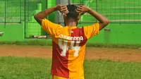 Gelandang Arema Cronus, Ferry Aman Saragih memakai kostum mantan rekan setimnya, I Gede Sukadana saat berlatih di Stadion Gajayana, Malang, Selasa (12/7/2016). (Bola.com/Iwan Setiawan)