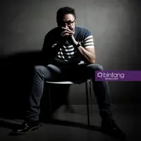 Surya Saputra, salah seorang pemain film Hujan Bulan Juni. (Fotografer: Bambang E. Ros, Stylist : Indah Wulansari, Digital Imaging: Muhammad Iqbal Nurfajri/Bintang.com)