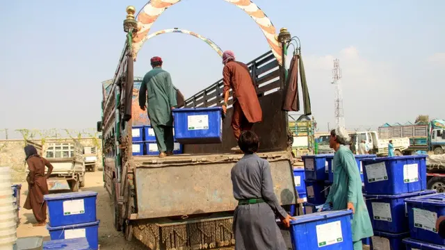 Penyaluran kotak suara untuk Pilpres Afghanistan (AFP / Farid Zahir)