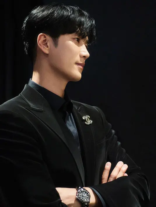 <p>Aktor Ahn Bo Hyun tampil karismatik dengan kemeja dan jas berwarna hitam. Dia melengkapi penampilannya dengan brooch Chanel serta jam tangan mewah. (Foto: Instagram/ bohyunahn)</p>