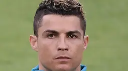Ekspresi pemain Real Madrid, Cristiano Ronaldo saat sesi latihan di Allianz Stadium, Turin, Italia, Senin (2/4). Ronaldo sejauh ini telah menjadi top scorer dengan 10 gol. (AFP PHOTO/Marco BERTORELLO)