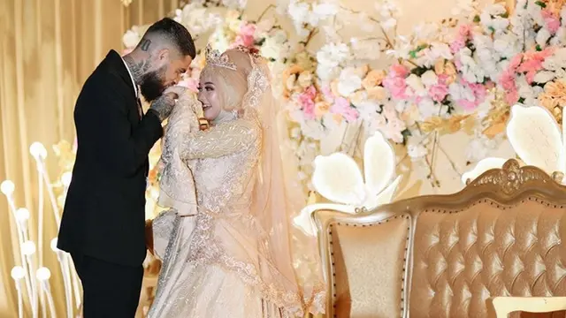Dikabarkan Hamil Anak Pertama, Ini 7 Potret Mesra Diego Michiels dan Istri
