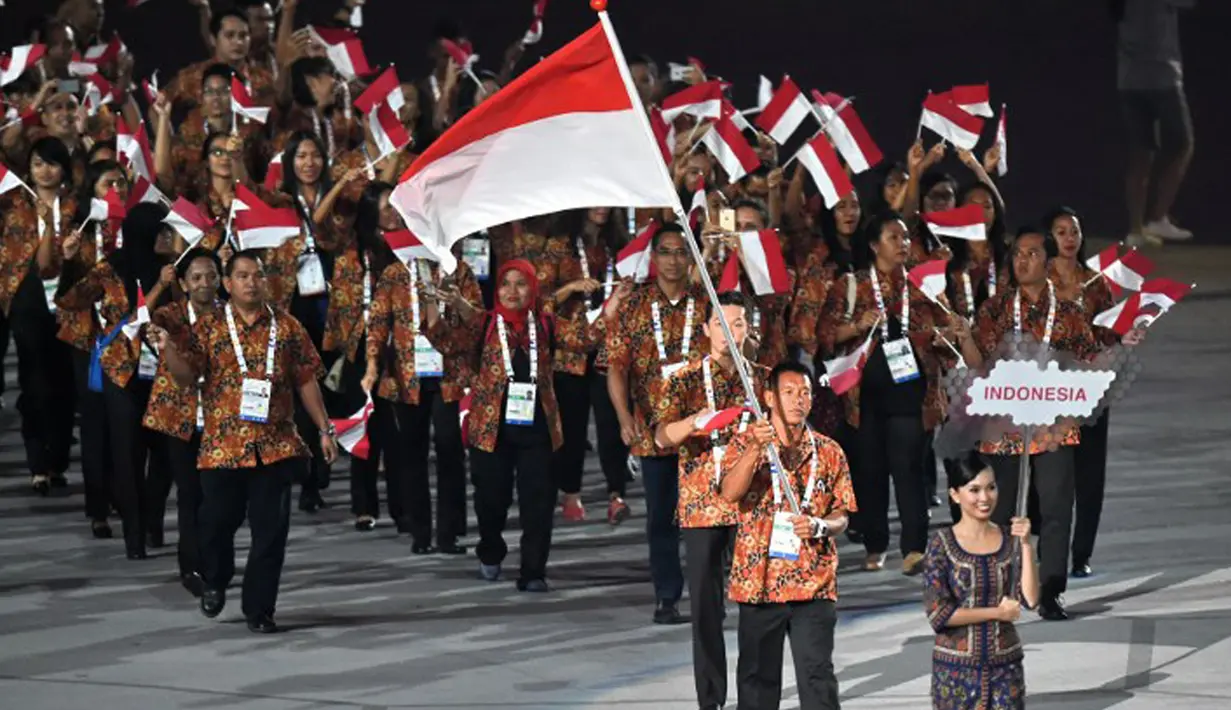Kontingen Indonesia saat mengikuti parade di pembukaan SEA Games 2015, Singapura, Jumat (5/6/2015). (AFP Foto)