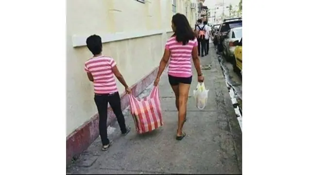 6 Momen Kocak Pakai Baju Kembar Sama dengan Barang Sekitar Ini Bikin Ketawa