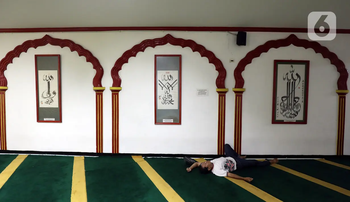 Umat muslim beristirahat di masjid Lautze, kawasan Sawah Besar, Jakarta Pusat, Rabu (20/4/2022). Masjid Lautze berupa bangunan ruko dengan arsitektur etnis Tionghoa pertama yang ada di Jakarta yang dibangun oleh Haji Karim Oei pada tahun 1991. (Liputan6.com/Johan Tallo)