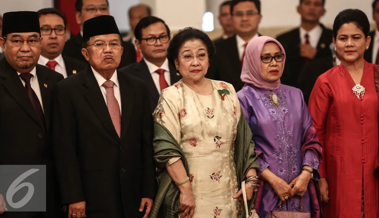 (ki-ka) Ketua BPK Harry Azhar Aziz, Wapres Jusuf Kalla, Ketua Umum PDIP Megawati Soekarno Putri, istri Wapres Mufidah Jusuf Kalla dan Ibu Negara Iriana Jokowi menghadiri pelantikan Kapolri  di Istana Negara, Jakarta, (13/7). (Liputan6.com/Faizal Fanani)