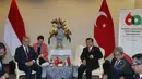 Wapres Jusuf Kalla (kanan) berbincang dengan Wakil PM Turki, Bulent Arinc dalam pertemuan Bilateral Konferensi Tingkat Tinggi (KTT) Asia Afrika 2015 di JCC, Kamis (23/4). Kedua negara membahas perdamaian di Timur Tengah. (Liputan6.com/Herman Zakharia)