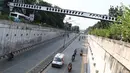 Sejumlah kendaraan melintas di bawah Jembatan Penyeberangan Orang (JPO) Pasar Minggu yang akan segera diturunkan di Jakarta, Kamis (4/4). Dampak dari proses penurunan JPO yang ambruk beberapa tahun lalu tersebut adalah pengalihan arus lalu lintas di sekitar lokasi. (Liputan6.com/Immanuel Antonius)