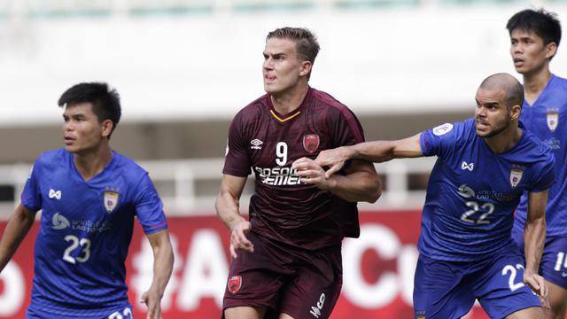 Striker PSM Makassar, Eero Markkanen, berusaha meminta bola saat melawan Lao Toyota FC pada laga Piala AFC 2019. (Bola.com/M. Iqbal Ichsan)