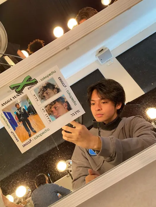 Lewat pernyataan tertulis yang diterima Showbiz Liputan6.com, Jumat (16/9/2022), Muhammad Sadad menyebut pihaknya menampilkan 60 looks. Erigo-X didukung Tokopedia menghadirkan rancangan busana yang terinspirasi metamorfosis kepompong. Koleksi ini terbagi tiga tahap. Masing-masing mencerminkan transformasi kehidupan. Dipresentasikan secara apik, tema ini mengusung pesan universal bahwa setiap proses memiliki keindahan. (Foto: Dok. Instagram @anggayunandareal16)