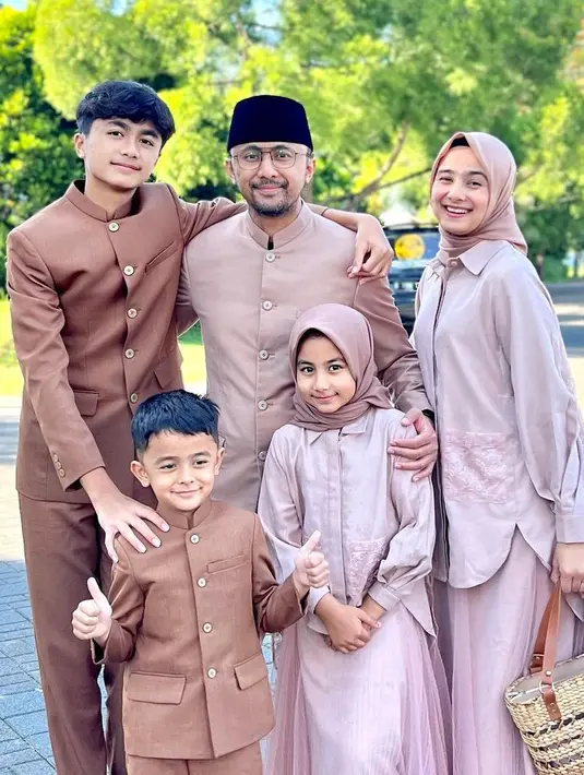 <p>Bintang Pratama Kurniawan yang kini sudah tumbuh menjadi seorang remaja tidak hanya dekat dengan ibu sambung, tapi juga dengan dua adiknya. [Instagram/hengkykurniawan]</p>