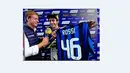 Valentino Rossi memegang Jersey Inter Milan bernomor 46 saat diwawancara (foto/twitter)