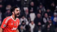 Reaksi kiper yang juga kapten Juventus, Gianluigi Buffon saat menjamu Barcelona dalam laga lanjutan penyisihan Grup D Liga Champions di Allianz Stadium, Rabu (22/11). Buffon melakukan aksi nyeleneh sesaat usai pertandingan berakhir. (Federico TARDITO/AFP)