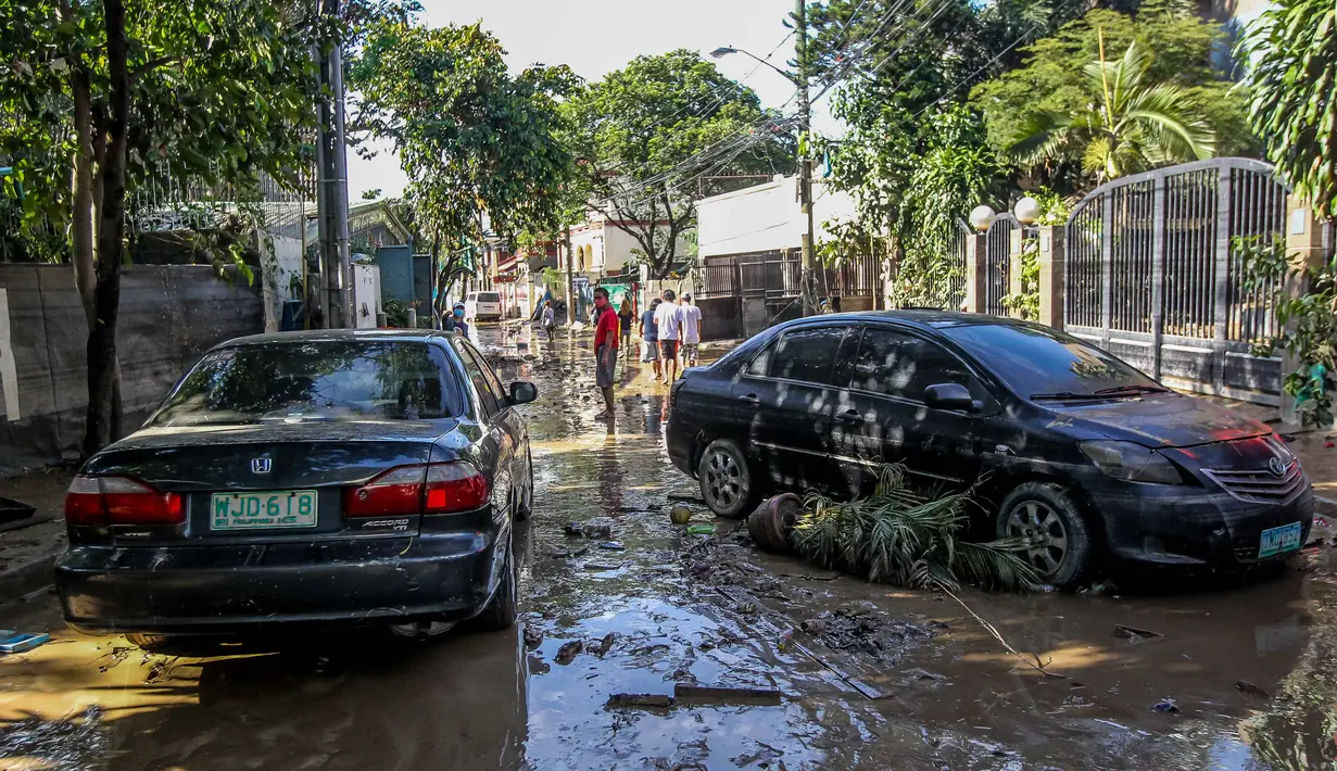 Mobil-mobil yang rusak akibat banjir yang dipicu Topan Vamco terlihat di Manila, Filipina (13/11/2020). Pemerintah Filipina pada Jumat (13/11) mengatakan Topan Vamco, yang memicu banjir besar dan tanah longsor di Luzon, pulau utama negara itu, menelan sedikitnya 14 korban jiwa. (Xinhua/Rouelle Umali