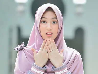 Menikah di tahun 2014, Alyssa memutuskan untuk menutup auratnya. Wanita 27 tahun ini memilih hijab syar'i sebagai penampilannya sehari-hari. Meski syar'i namun ibu dua anak ini tetap terlihat modis dengan hijab berwarna cerah. (Liputan6.com/IG/ /ichasoebandono)