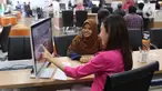 Petugas melayani seorang pemohon perizinan di Mal Pelayanan Publik, Jakarta, Jumat (6/3/2020). Mal Pelayanan Publik Provinsi DKI Jakarta  meningkatkan tindakan pencegahan penyebaran virus corona dan memastikan seluruh tempat pelayanan publik yang bersih dan aman. (Liputan6.com/Angga Yuniar)