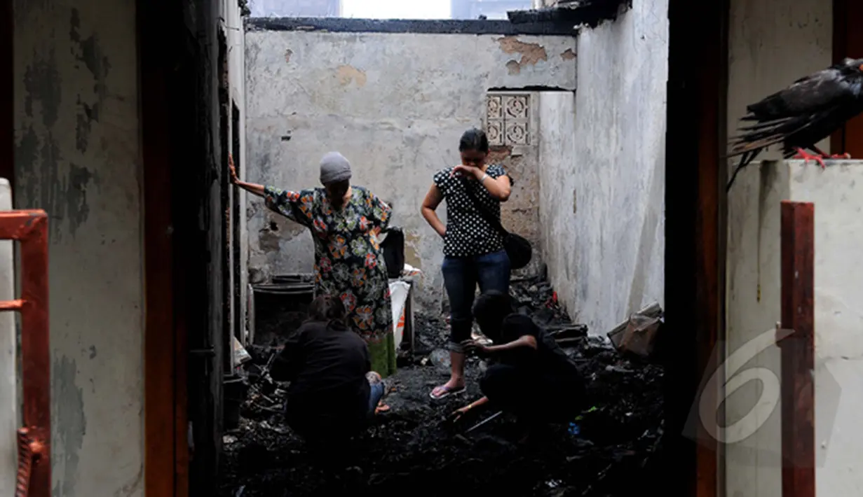 Sejumlah warga membersihkan puing sisa kebakaran, di Karang Anyar, Sawah Besar, Jakarta, Selasa, (24/2/2015). Kebakaran yang melanda 14 Rukun Tetangga (RT) ini menyebabkan 2.000 warga kehilangan tempat tinggal. (Liputan6.com/Faisal R Syam)
