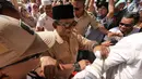 Calon Presiden nomor urut 02 Prabowo Subianto menyapa pendukungnya dalam kampanye akbar Prabowo-Sandi di luar Stadion Utama Gelora Bung Karno, Jakarta, Minggu (7/4/2019). Kehadiran Prabowo disambut para pendukungnya yang sudah menunggu sejak pagi. (Liputan6.com/Herman Zakharia)