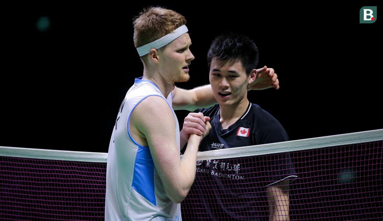 Pebulutangkis tunggal putra Denmark, Anders Antonsen (kiri) bersalaman dengan pebulutangkis tunggal putra Kanada, Brian Yang setelah laga final Indonesia Masters 2024 di Istora Senayan, Jakarta, Minggu (28/01/2024). (Bola.com/Bagaskara Lazuardi)