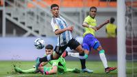 Pemain Timnas Brasil U-17,&nbsp;Estevao (kanan), gagal mencetak gol ke gawang&nbsp;Argentina U-17dalam pertandingan perempat final Piala Dunia U-17 2023 yang berlangsung di Jakarta International Stadium, Jumat (24/11/2023). (Bola.com/Bagaskara Lazuardi)
