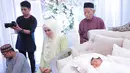 Penyanyi Siti Nurhaliza saat menggelar acara akikah anak pertama mereka, Siti Aafiyah. Layaknya sang putri Raja, acara akikah anak Diva Malaysia ini terlihat cukup mewah bahkan setara acara pernikahan. (instagram.com/ctdk)