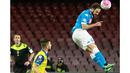 Pemain Napoli,Gonzalo Higuain (kanan) menyundul bola ke arah gawang AC Chievo Verona pada lanjutan Serie A 2015-2016 di Stadion San Paolo, Naples, Minggu (6/3/2016) dini hari WIB.  (AFP/Carlo Hermann)