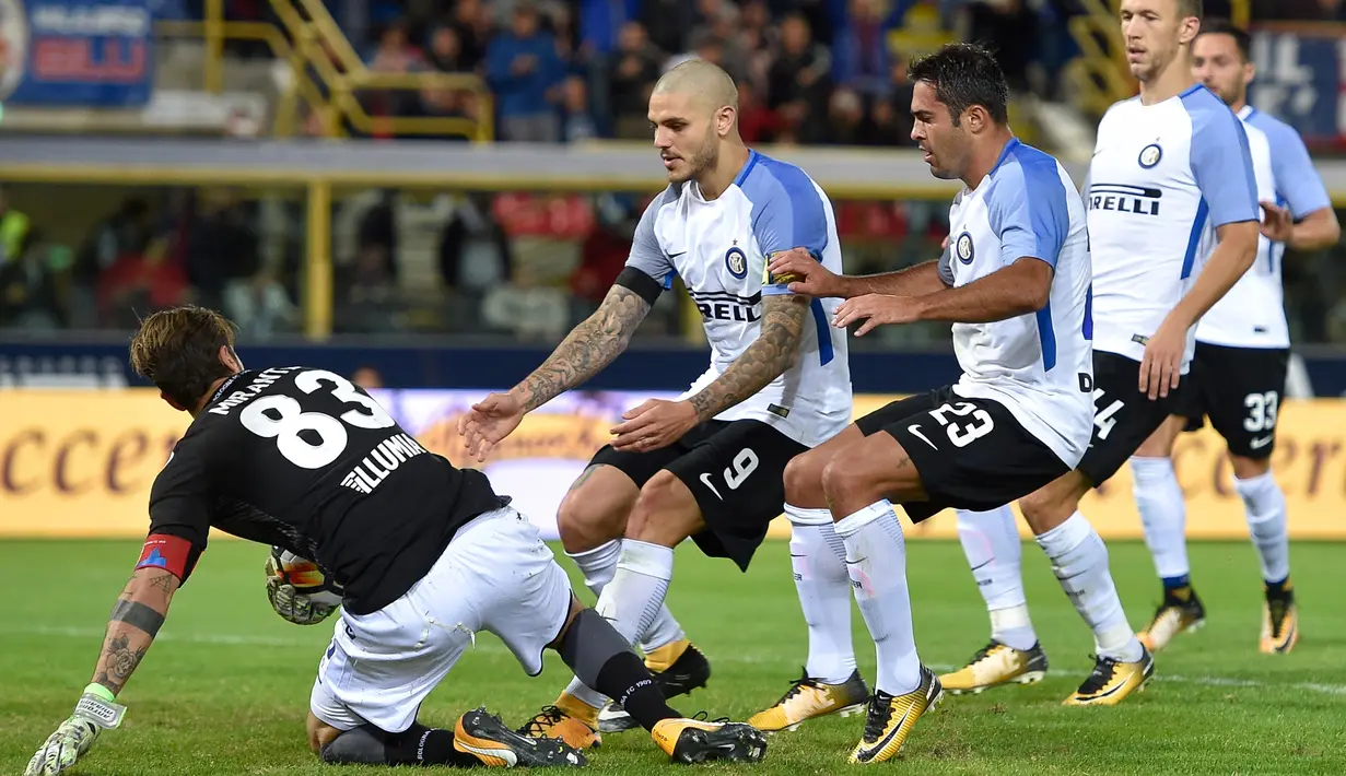 Pemain Inter Milan, Mauro Icardi (tengah) mencoba mengambil bola dari kiper Bologna saat melakukan selebrasi pada lanjutan Serie A di The Dall' Ara Comunal Stadium, Bologna, (19/9/2017). Inter bermain imbang 1-1 lawan Bologna. (AFP/Andreas Solaro)