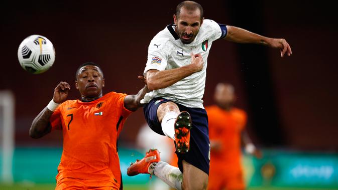 Penyerang timnas Belanda, Steven Bergwijn (kiri) berebut bola dengan pemain timnas Italia, Giorgio Chiellini pada lanjutan UEFA Nations League Grup 1 Liga 1 di Johann Cryuff Arena, Senin (7/9/2020). Italia menang 1-0 saat berkunjung ke markas Belanda. (AP Photo/Peter Dejong)