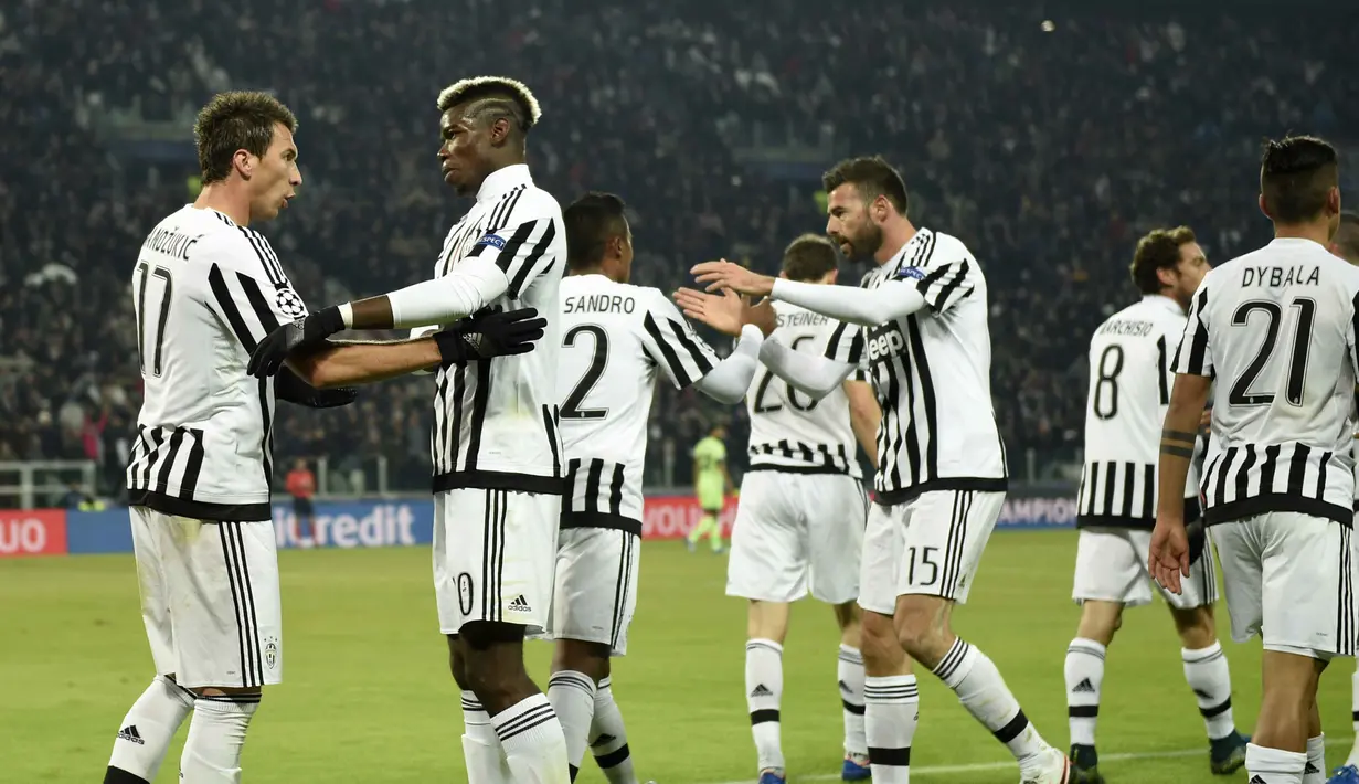 Para Pemain Juventus merayakan gol  Mario Mandzukic (kiri)pada lanjutan liga Champion grup D antara Juventus vs Manchester City di Stadion Juventus, Kamis (26/11/2015) dini hari WIB.  (AFP Photo/Olivier)
